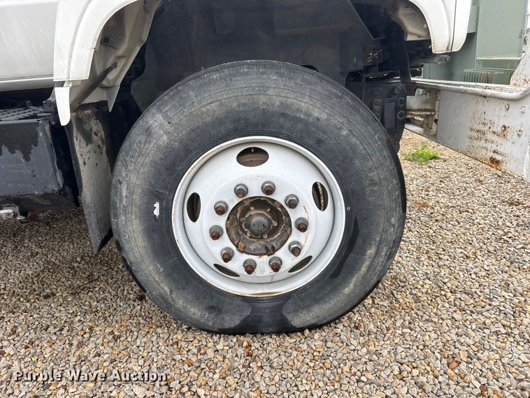 image for item FB7337 2002 Chevrolet C7500 bucket truck
