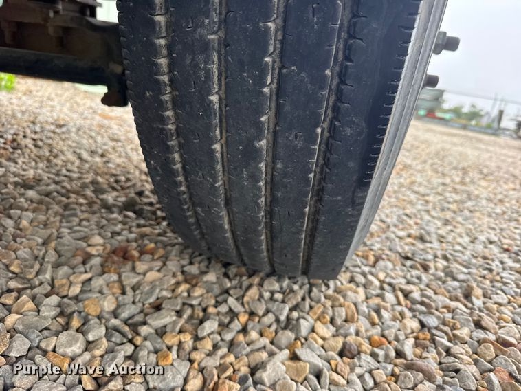 image for item FB7337 2002 Chevrolet C7500 bucket truck