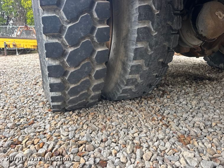image for item FB7337 2002 Chevrolet C7500 bucket truck