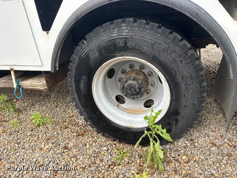 image for item FB7337 2002 Chevrolet C7500 bucket truck