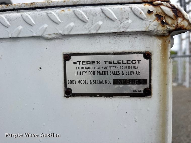 image for item FB7337 2002 Chevrolet C7500 bucket truck