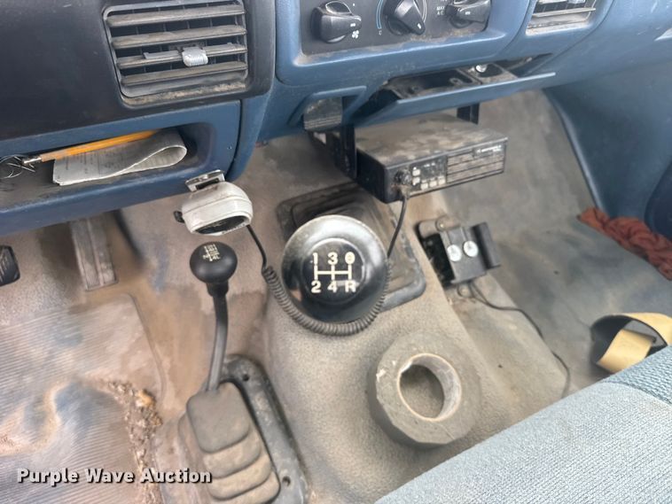 image for item FB7338 1995 Ford F250 pickup truck