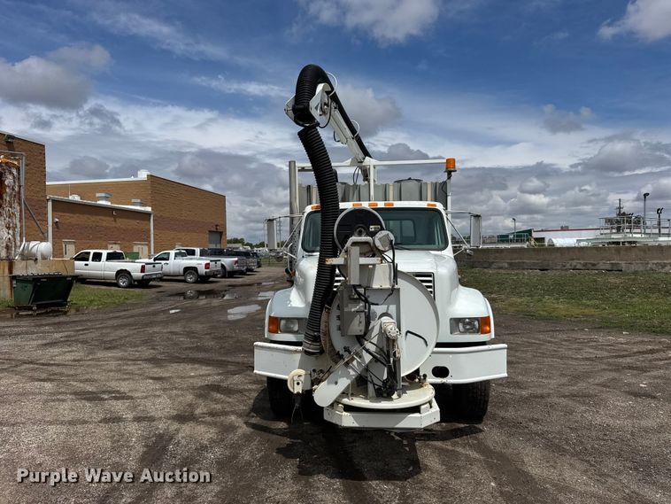 image for item FB7346 2000 International 4700 vacuum truck