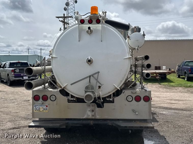 image for item FB7346 2000 International 4700 vacuum truck