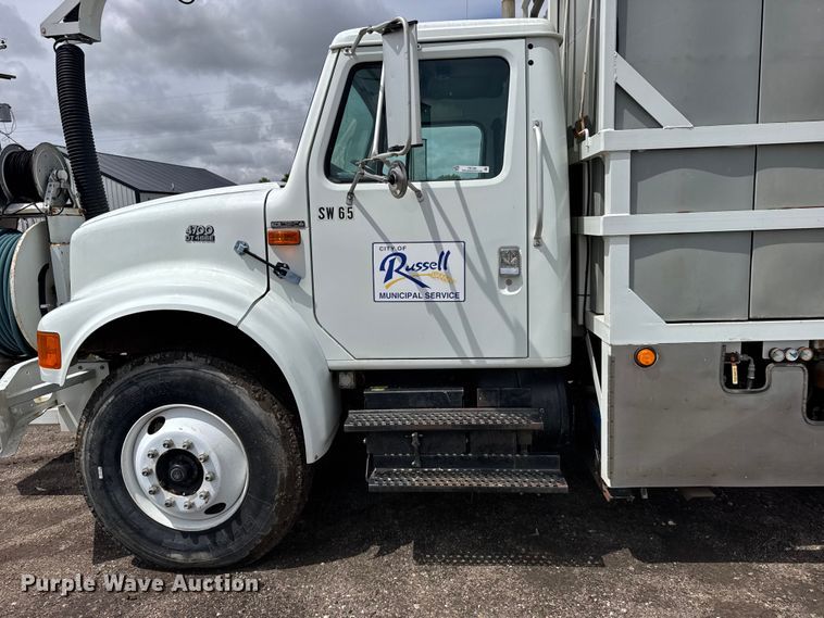 image for item FB7346 2000 International 4700 vacuum truck