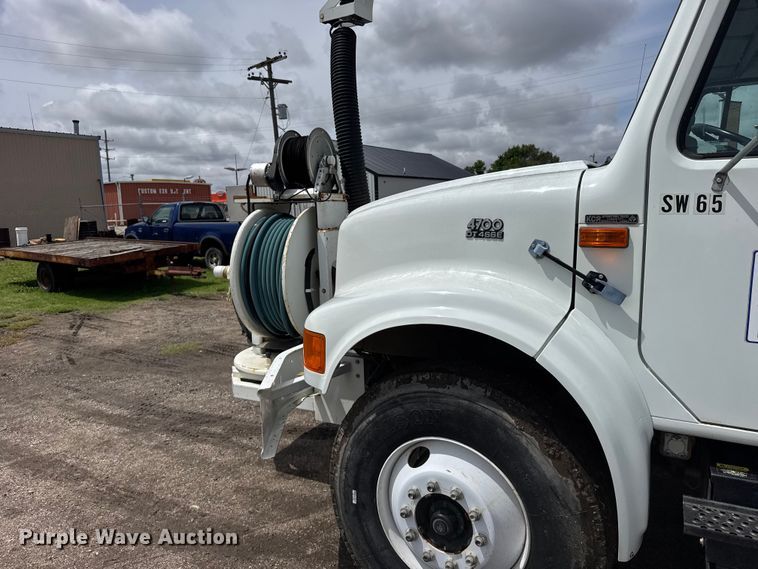 image for item FB7346 2000 International 4700 vacuum truck