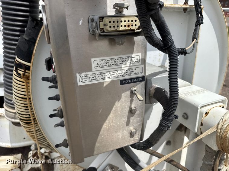 image for item FB7346 2000 International 4700 vacuum truck