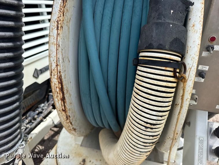 image for item FB7346 2000 International 4700 vacuum truck