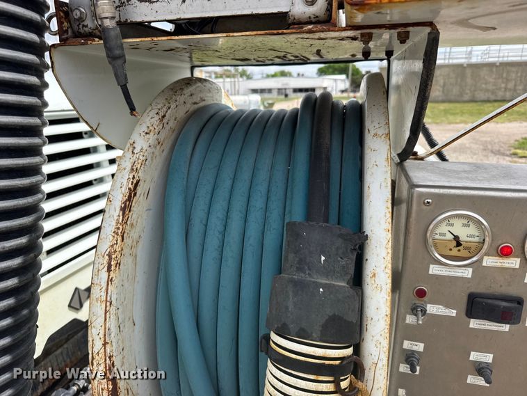 image for item FB7346 2000 International 4700 vacuum truck