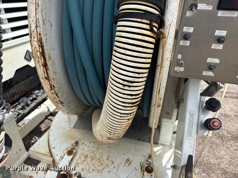 image for item FB7346 2000 International 4700 vacuum truck