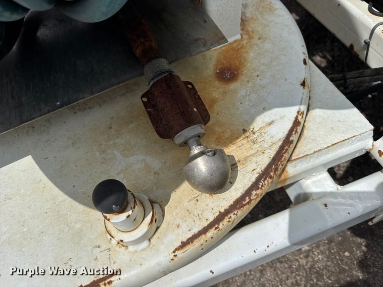 image for item FB7346 2000 International 4700 vacuum truck