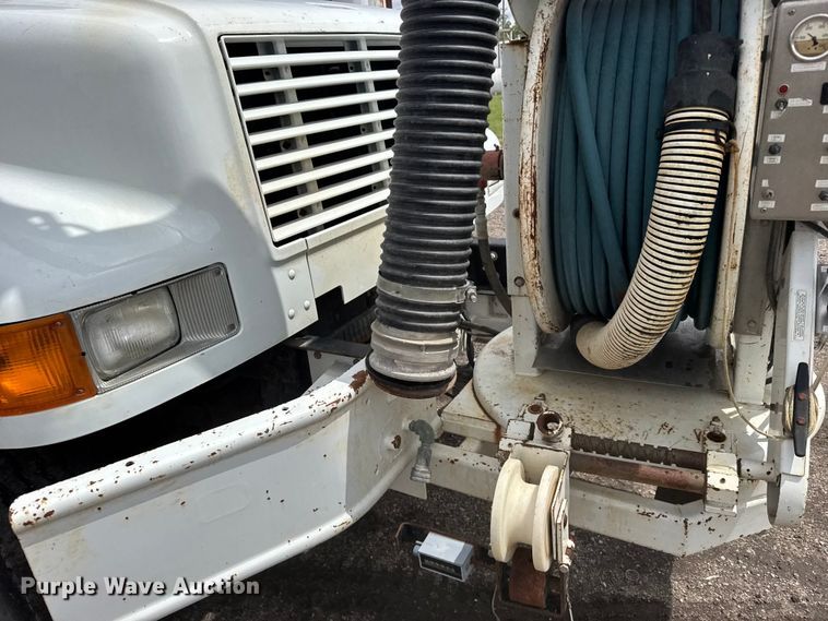 image for item FB7346 2000 International 4700 vacuum truck