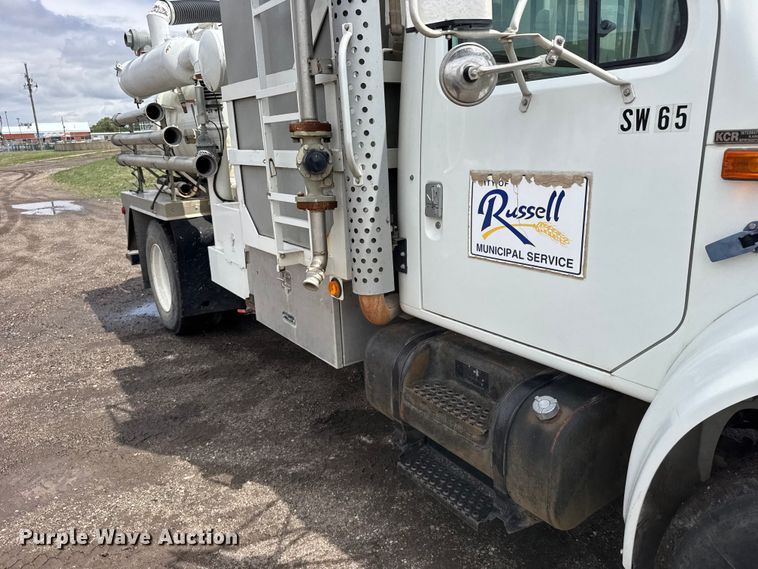 image for item FB7346 2000 International 4700 vacuum truck