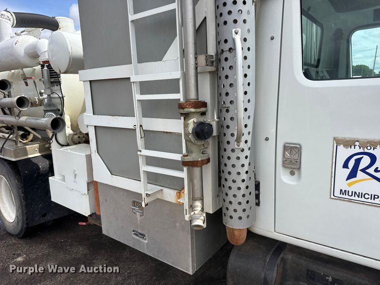 image for item FB7346 2000 International 4700 vacuum truck