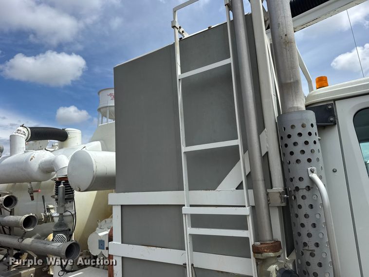 image for item FB7346 2000 International 4700 vacuum truck