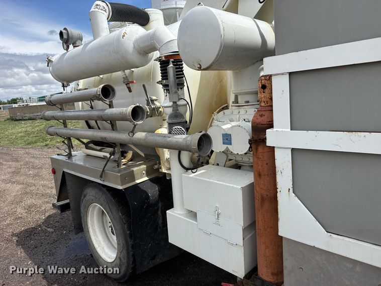 image for item FB7346 2000 International 4700 vacuum truck