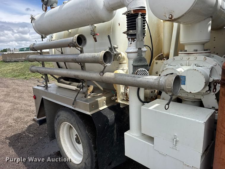image for item FB7346 2000 International 4700 vacuum truck