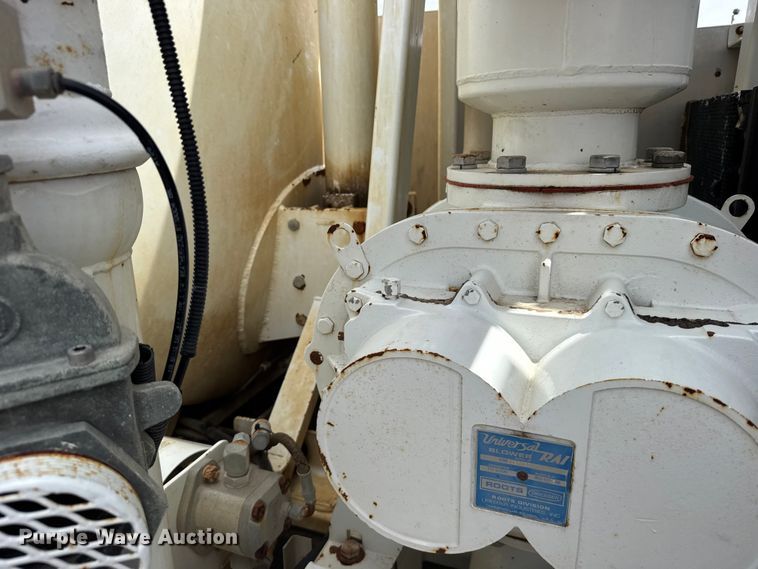 image for item FB7346 2000 International 4700 vacuum truck