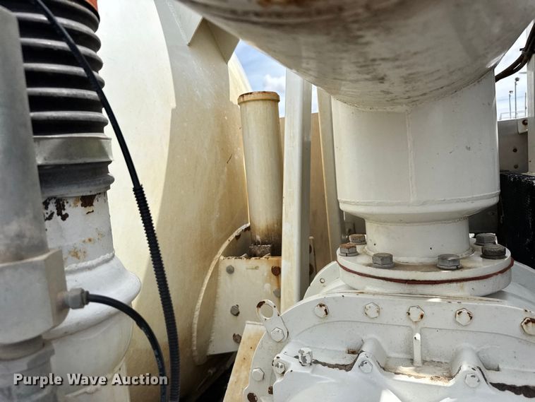 image for item FB7346 2000 International 4700 vacuum truck