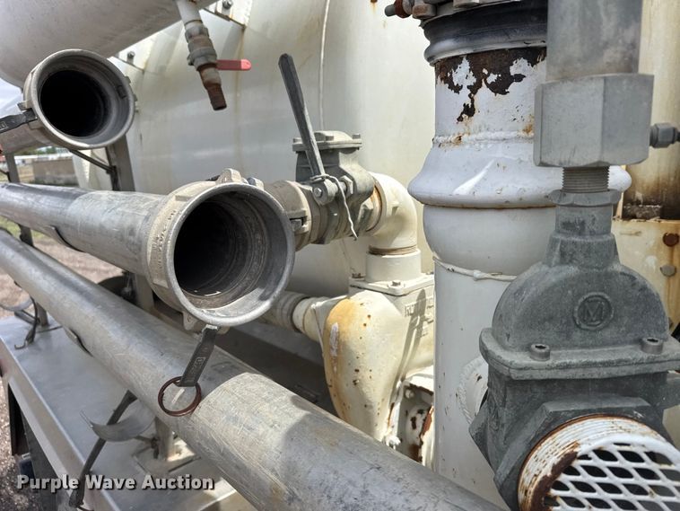 image for item FB7346 2000 International 4700 vacuum truck