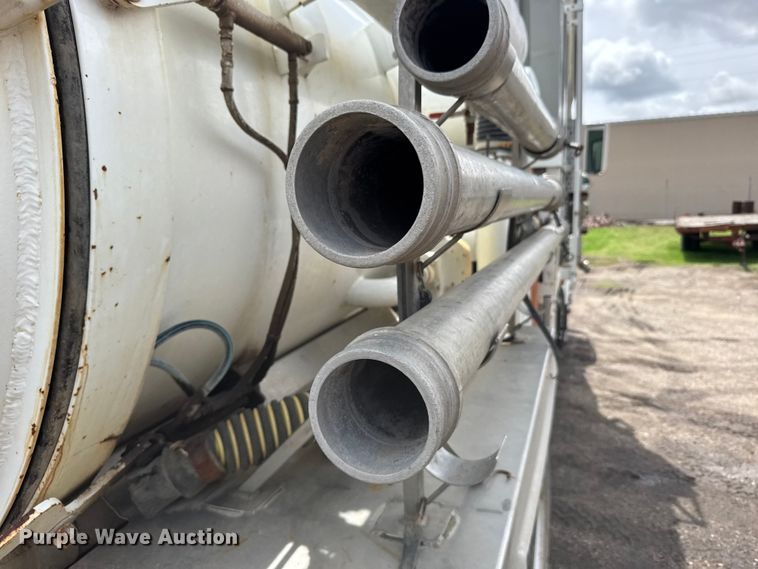 image for item FB7346 2000 International 4700 vacuum truck