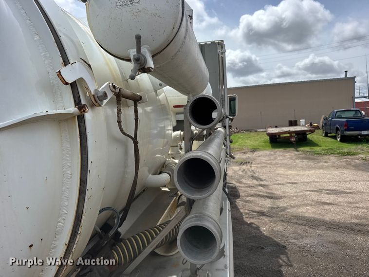 image for item FB7346 2000 International 4700 vacuum truck