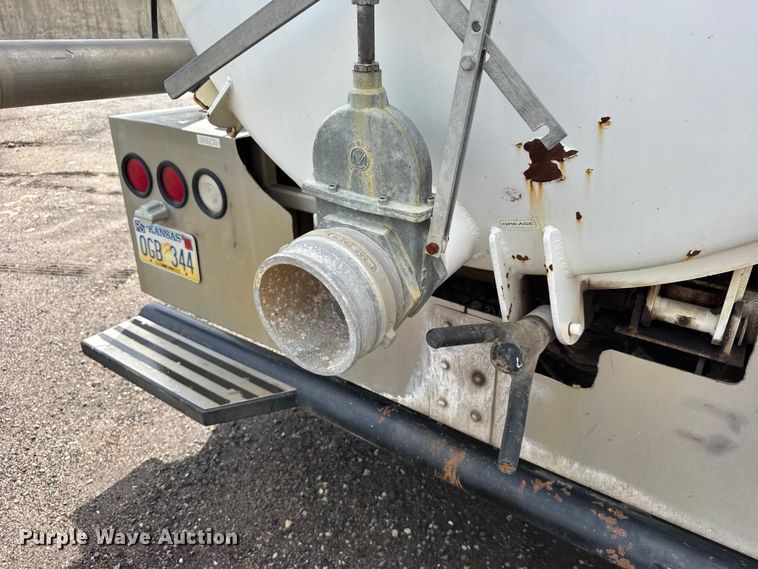 image for item FB7346 2000 International 4700 vacuum truck