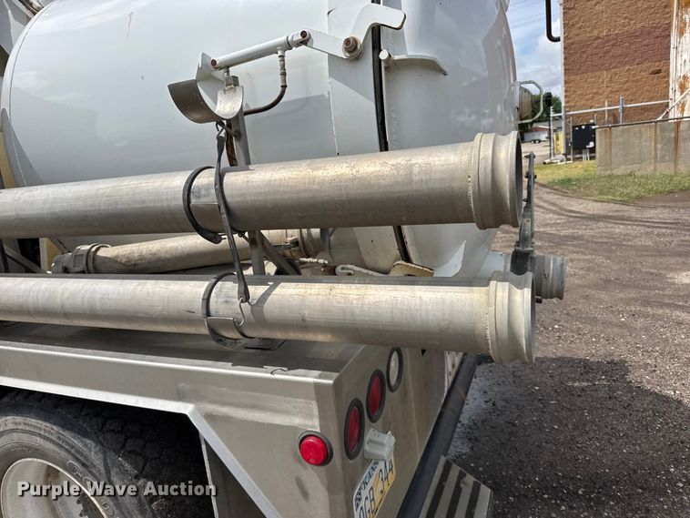 image for item FB7346 2000 International 4700 vacuum truck
