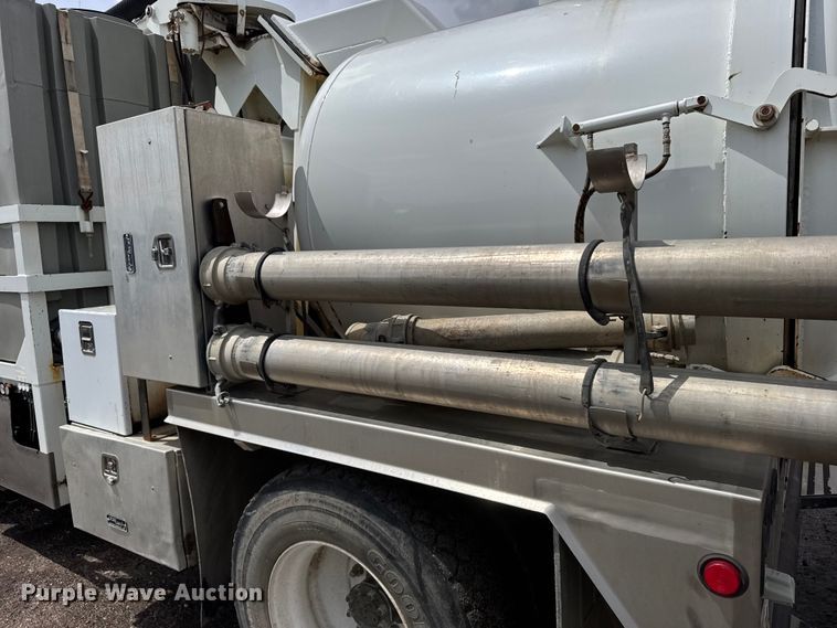 image for item FB7346 2000 International 4700 vacuum truck