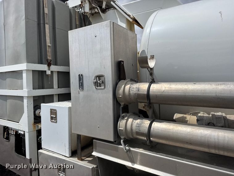 image for item FB7346 2000 International 4700 vacuum truck