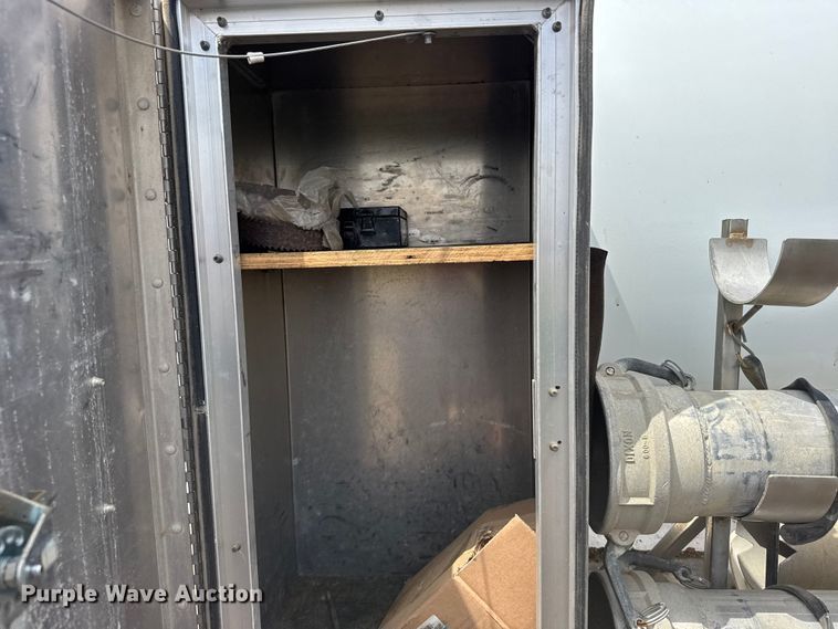 image for item FB7346 2000 International 4700 vacuum truck