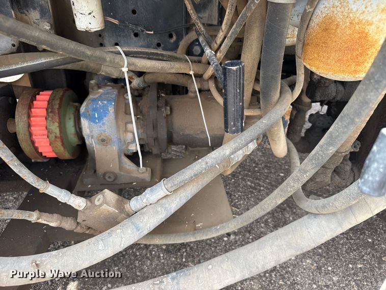image for item FB7346 2000 International 4700 vacuum truck