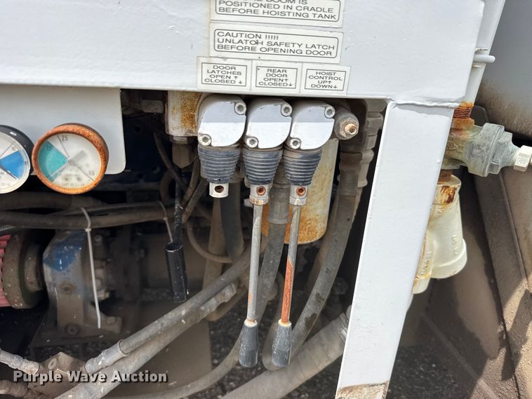 image for item FB7346 2000 International 4700 vacuum truck