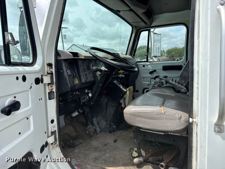image for item FB7346 2000 International 4700 vacuum truck
