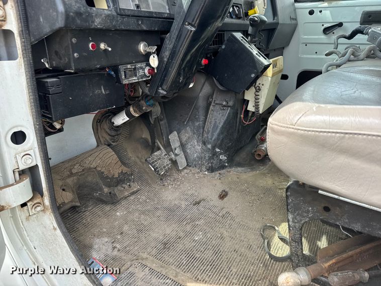 image for item FB7346 2000 International 4700 vacuum truck
