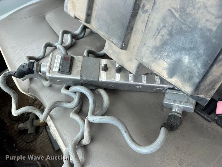 image for item FB7346 2000 International 4700 vacuum truck