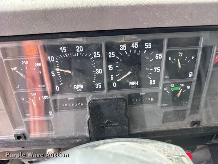 image for item FB7346 2000 International 4700 vacuum truck