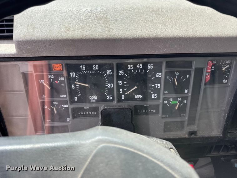 image for item FB7346 2000 International 4700 vacuum truck