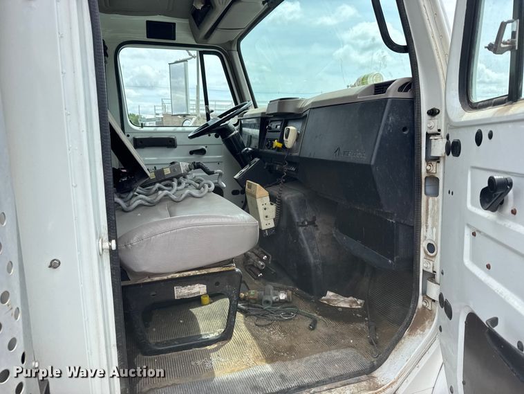 image for item FB7346 2000 International 4700 vacuum truck