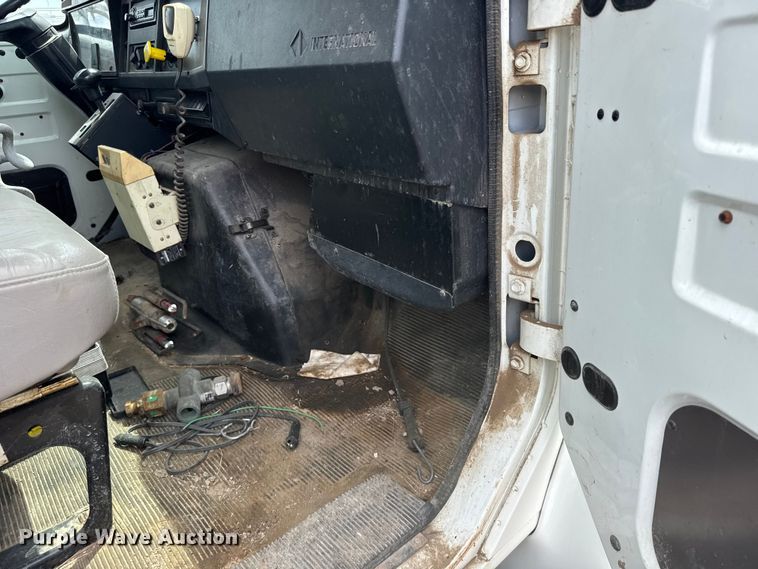 image for item FB7346 2000 International 4700 vacuum truck
