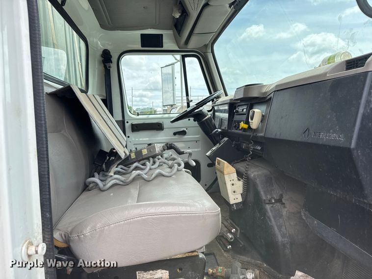 image for item FB7346 2000 International 4700 vacuum truck