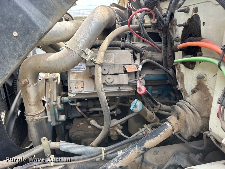 image for item FB7346 2000 International 4700 vacuum truck