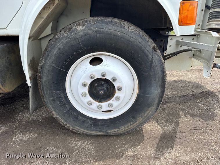 image for item FB7346 2000 International 4700 vacuum truck