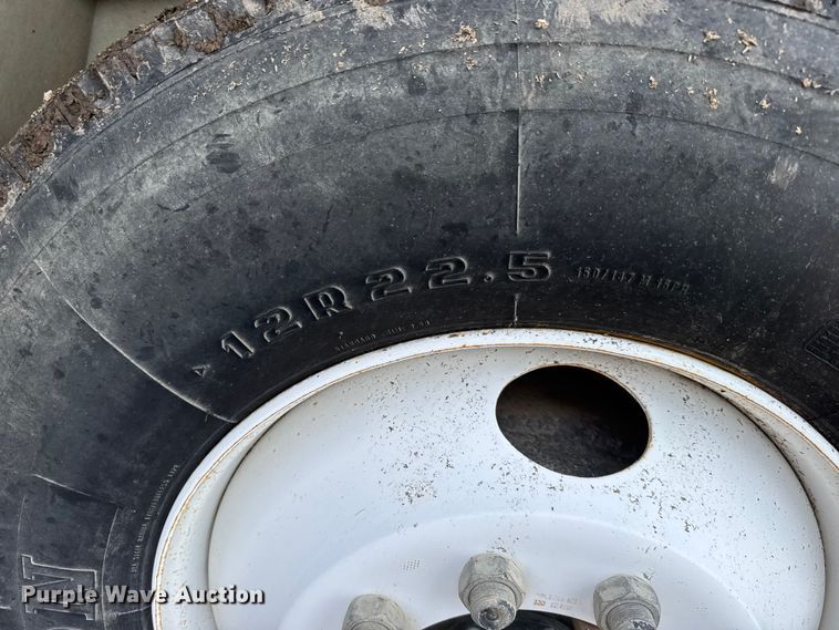 image for item FB7346 2000 International 4700 vacuum truck