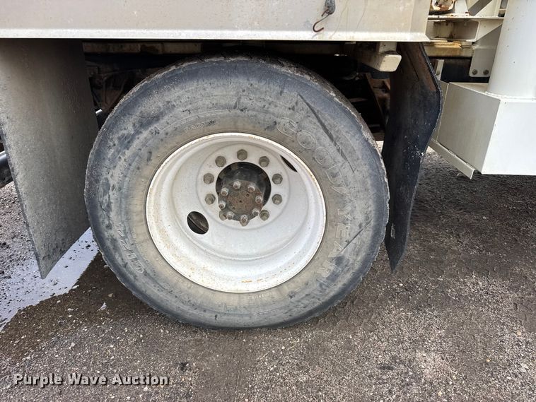 image for item FB7346 2000 International 4700 vacuum truck