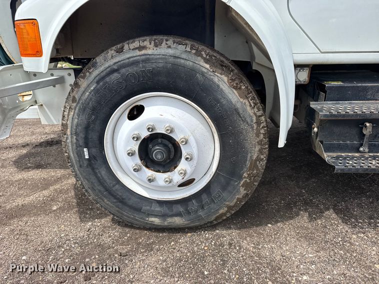 image for item FB7346 2000 International 4700 vacuum truck