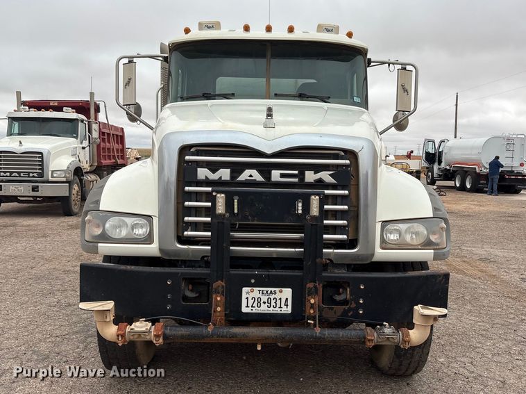 image for item FC2221 2013 Mack GU water truck