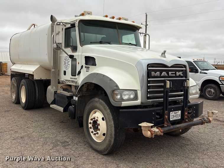 image for item FC2221 2013 Mack GU water truck