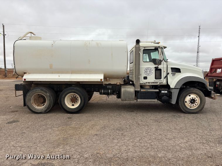 image for item FC2221 2013 Mack GU water truck