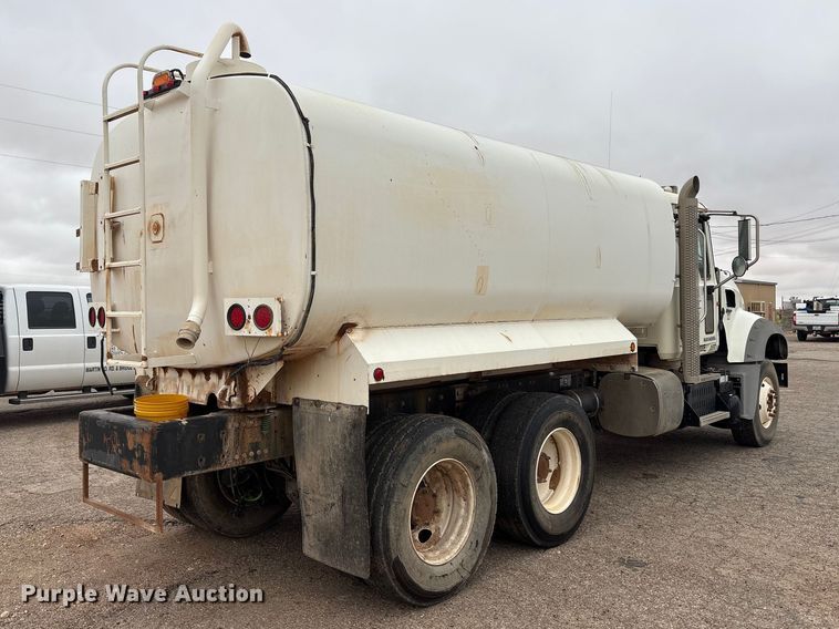 image for item FC2221 2013 Mack GU water truck